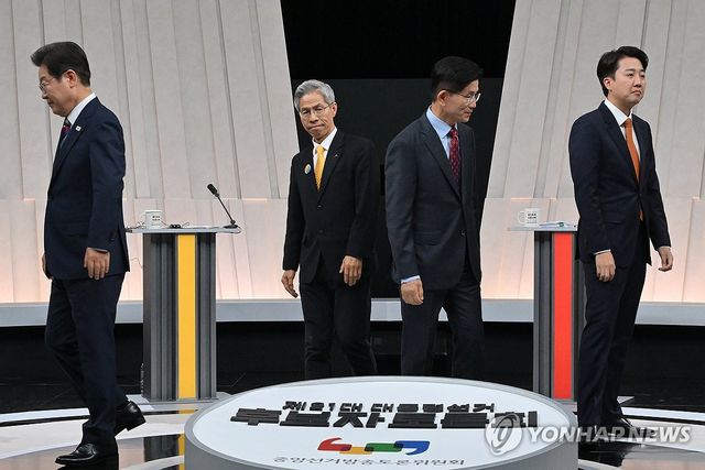 토론 위해 자리로 향하는 후보들