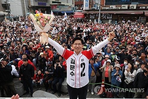 부산 자갈치 시장에서 유세하는 김문수 후보 