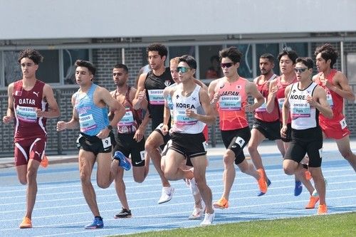 역주하는 이재웅(왼쪽 5번째)