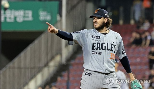 사인 보내는 한화 폰세