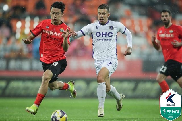 드리블하는 안양 마테우스(가운데).