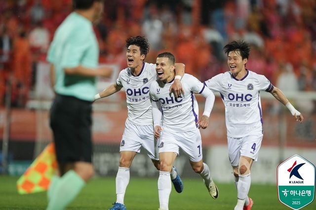 동료들과 골 세리머니 하는 안양 마테우스(오른쪽에서 두 번째).