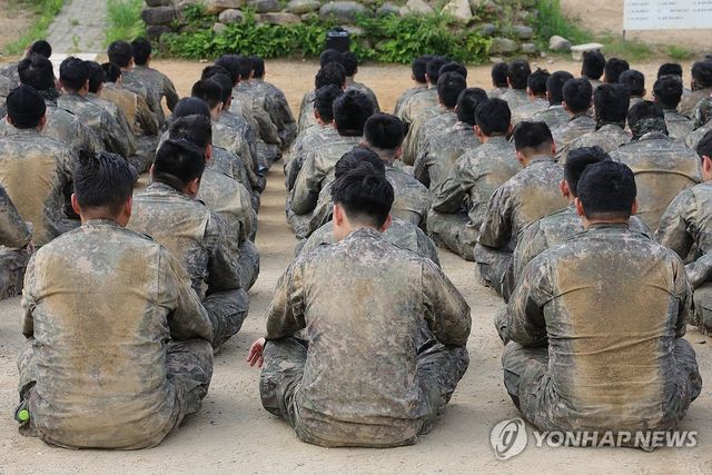 훈련 중인 장병들