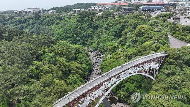 선임교 찾은 관광객