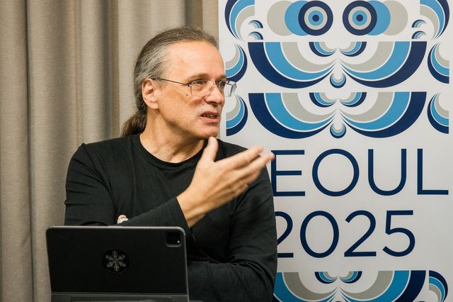 답변하는 게어프리트 슈토커 예술감독