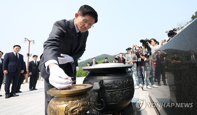 김문수 후보 국립3.15민주묘지 참배