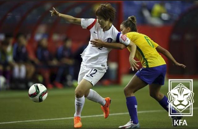 2015 여자 월드컵 당시 유영아(왼쪽)의 모습.