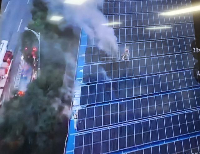 자동차 부품공장 옥상 화재 진압