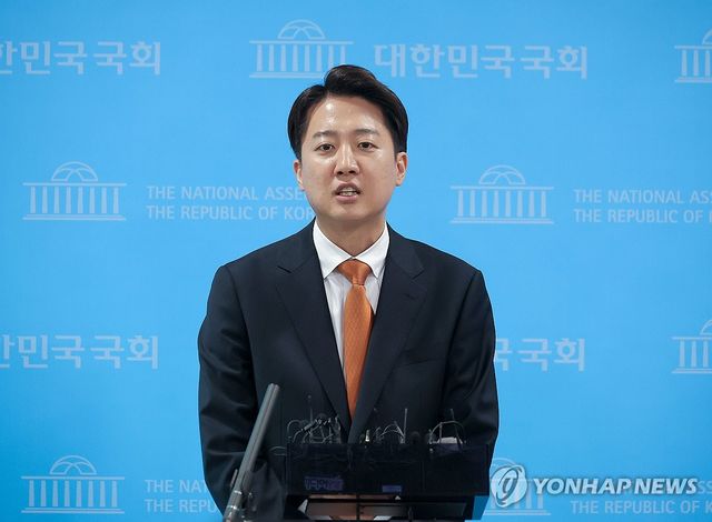 단일화 입장 발표 위해 취재진 앞에 선 이준석 후보