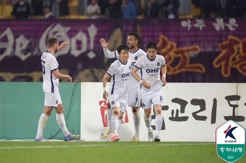 모따의 쐐기골 후 기쁨을 나누는 안양 선수들.