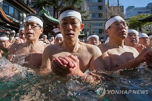 차가운 물에 몸을 담근 남성들