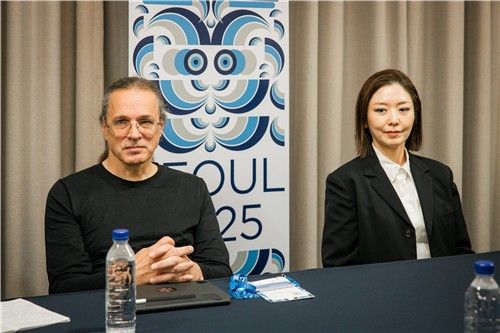 문화예술세계총회 기자간담회에 참석한 김아영 작가와 게어프리트 슈토커 예술감독