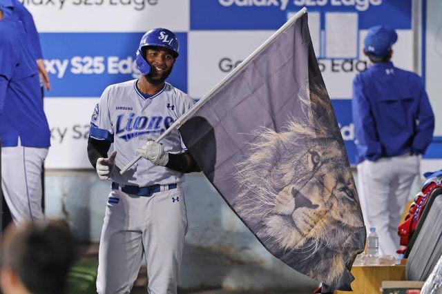 사자 깃발 흔드는 르윈 디아즈