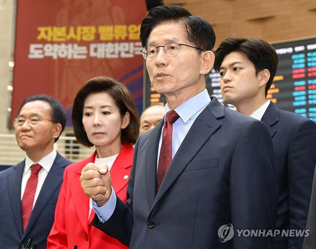 한국거래소 홍보관 찾은 김문수 후보