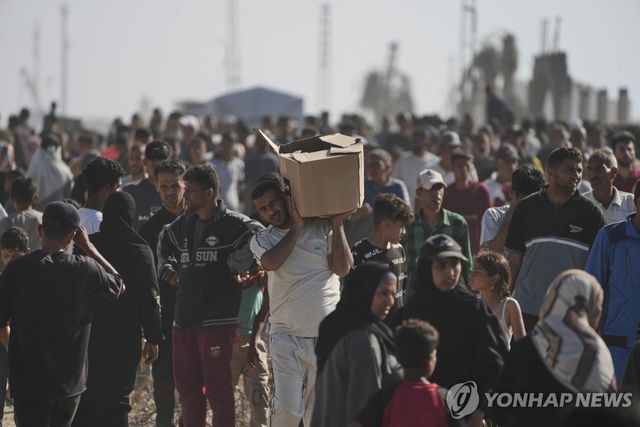 인파가 몰린 가자인도주의재단 배급소