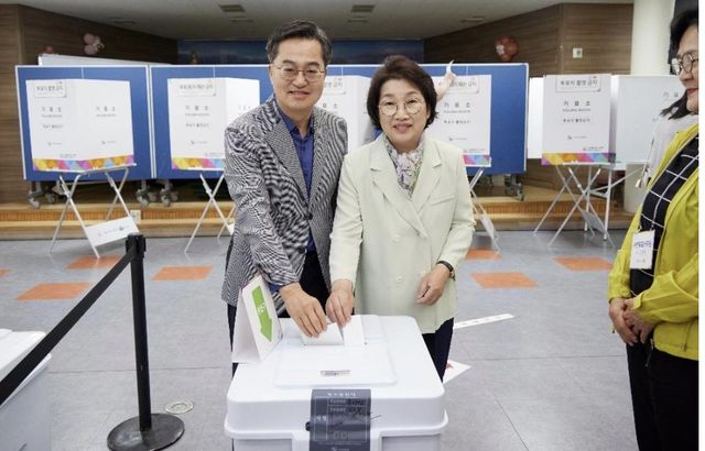 사전투표하는 김동연 경기도지사 부부
