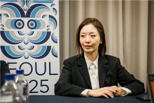 취재진 질문에 답변하는 미디어 아트 작가 김아영