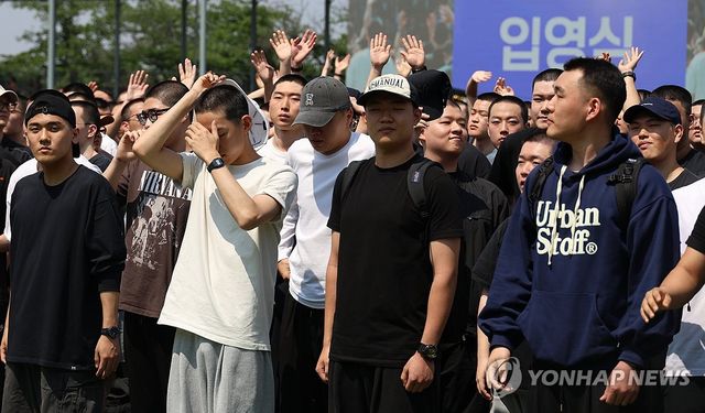 논산 육군훈련소 입영하는 청년들