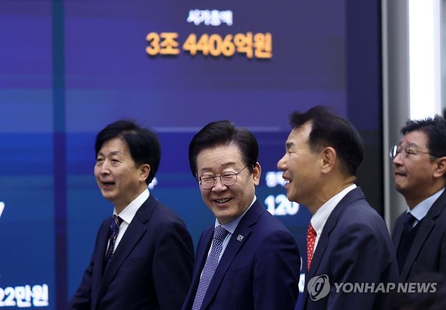 대한민국 주식시장 활성화TF 현장 간담회 들어서는 이재명 대표