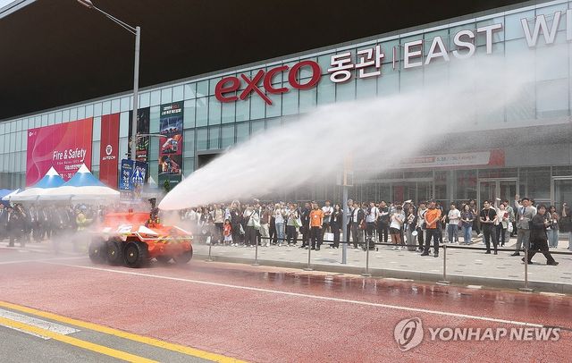 소방로봇의 방수 시연