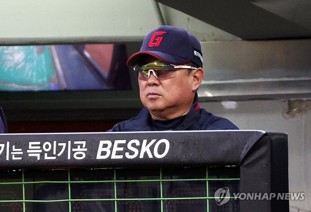 경기 지켜보는 김태형 감독