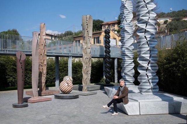 작품을 배경으로 앉은 박은선 조각가