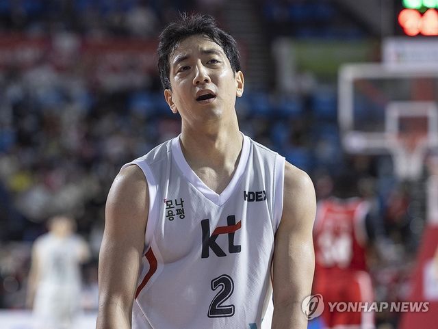 아쉬워하는 허훈