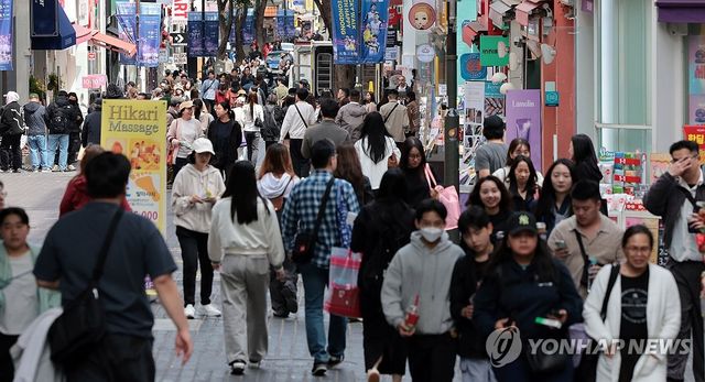 연휴 마지막 날, 북적이는 명동거리