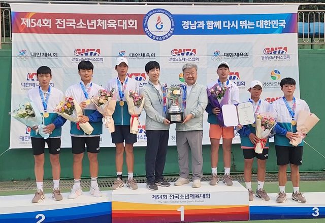 금메달 차지한 양구중 테니스부