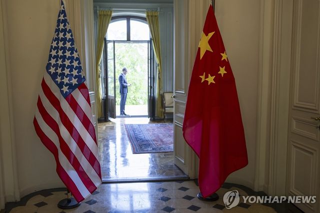 스위스 제네바 미중 회담장에 걸려 있는 미국 성조기와 중국 오성홍기