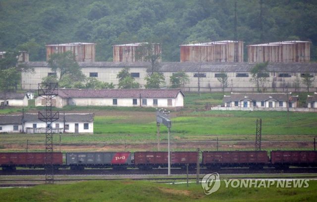 2014년 촬영된 두만강역 인근의 북한 화물 열차