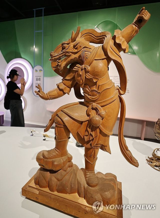 전통공예로 구현된 용의 모습