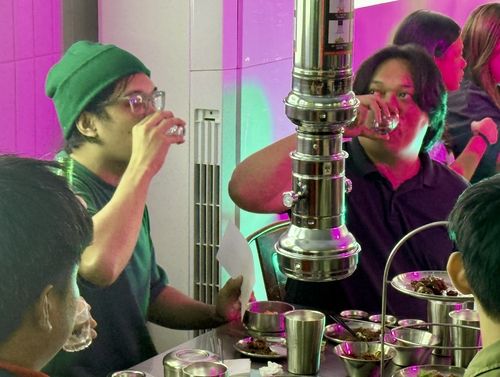 삼겹살집에서 소주를 마시는 필리핀 청년들