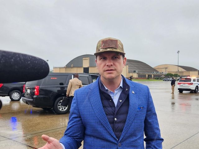 기자들에게 발언하는 헤그세스 미 국방장관