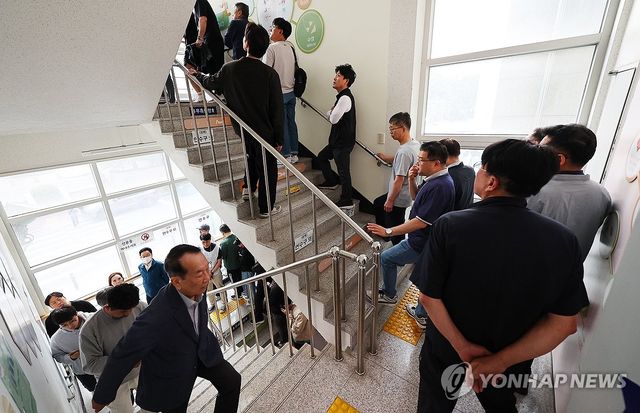 투표소 밖에 늘어선 유권자들