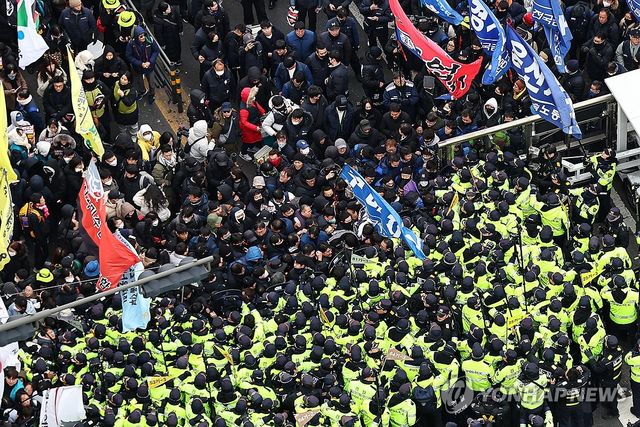 경찰과 대치하는 집회 참가자들
