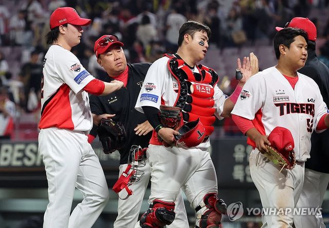 정해영 격려하는 이범호 감독