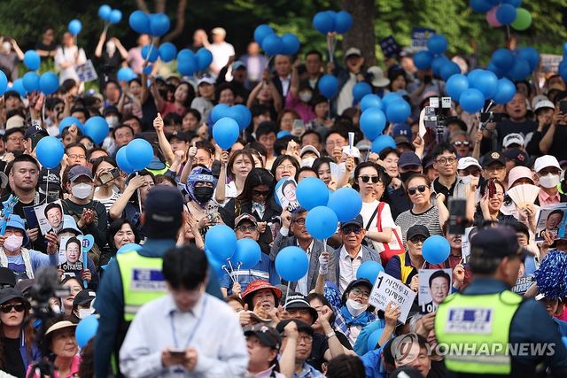 파란 풍선 흔드는 지지자들