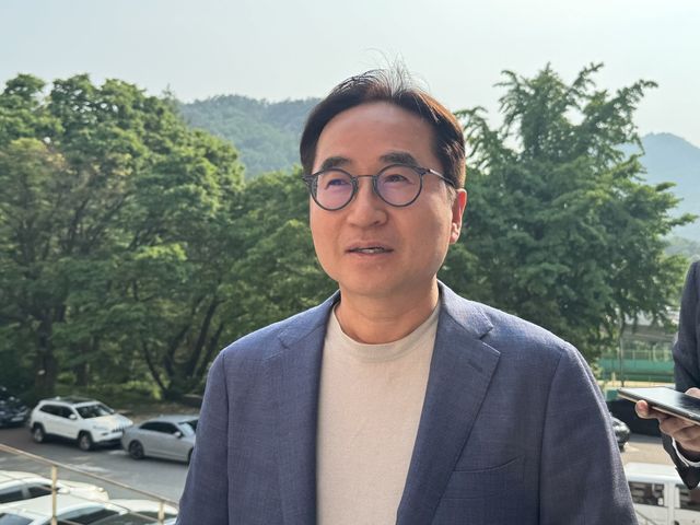 취재진 질문에 답변 중인 장덕현 삼성전기 사장