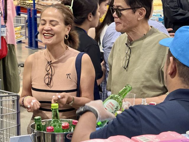 필리핀 현지 마트에서 소주를 시음하고 있는 필리핀 소비자