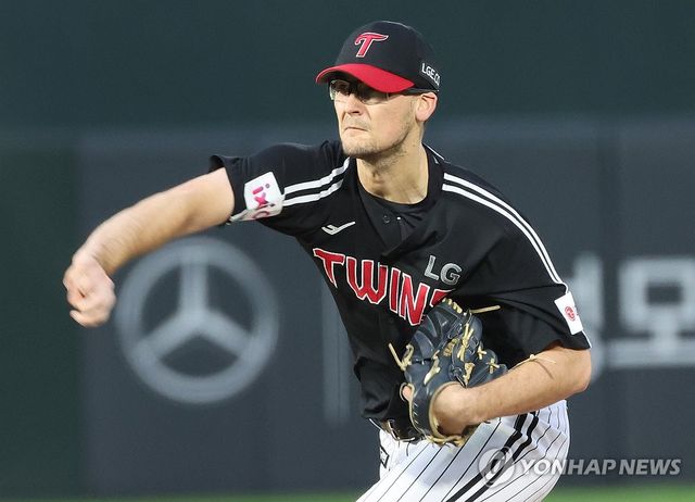 역투하는 LG 선발 코엔 윈