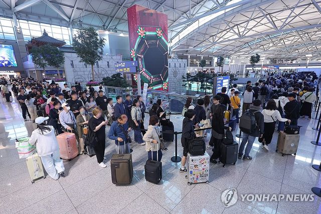 인천공항 출국장 사전투표소에 몰린 인파