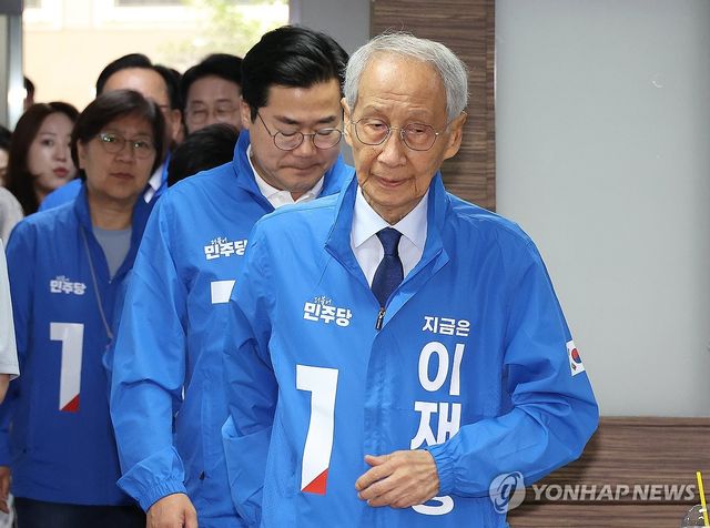 선거대책위원회의 입장하는 윤여준, 박찬대 상임총괄선대위원장