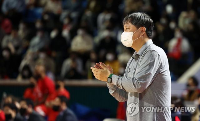 박수 보내는 이상범 감독