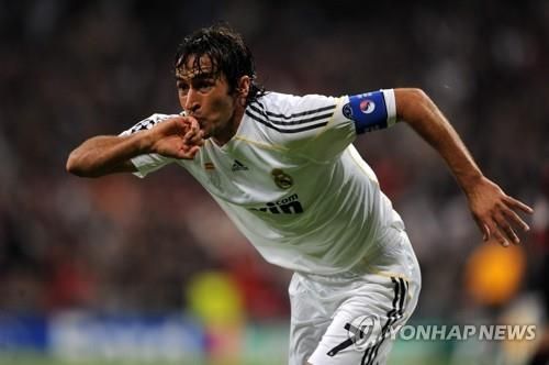 레알 마드리드에서 뛰던 라울 곤살레스의 모습