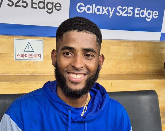 인터뷰하는 르윈 디아즈