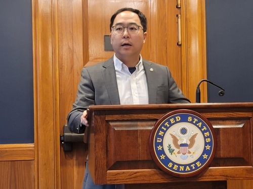 한국 언론과 간담회 하는 앤디 김 미 연방상원의원 