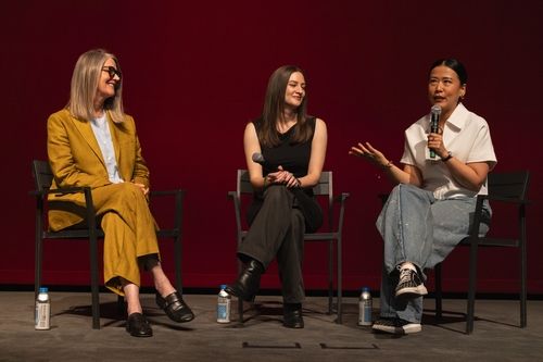 왼쪽부터 매리 앨리스 드럼 프로듀서, 매들린 샤라피안 감독, 도미 시 감독