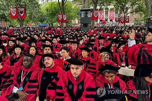 하버드대 졸업식에 참석한 졸업생들