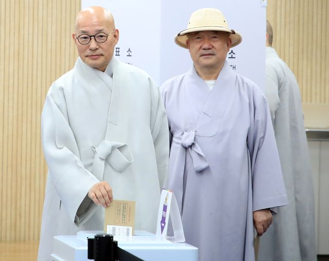 (서울=연합뉴스) 대한불교조계종 총무원장 진우스님(왼쪽)이 29일 오후 서울 종로구 가회동주민센터에 마련된 사전투표소에서 투표하고 있다. 우측은 조계종 총무부장 성화스님. [대한불교조계종 제공. 재판매 및 DB 금지]